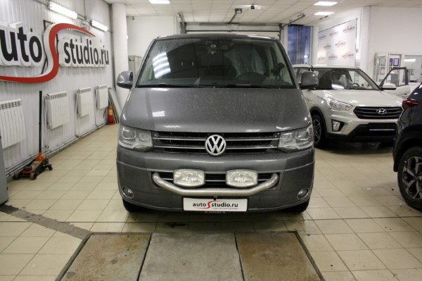 Установка головного устройства и камеры заднего вида на Volkswagen Multivan