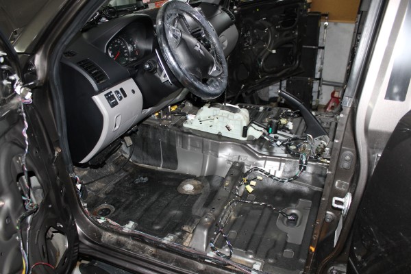 Комплексная шумоизоляция капота на Mitsubishi Pajero Sport