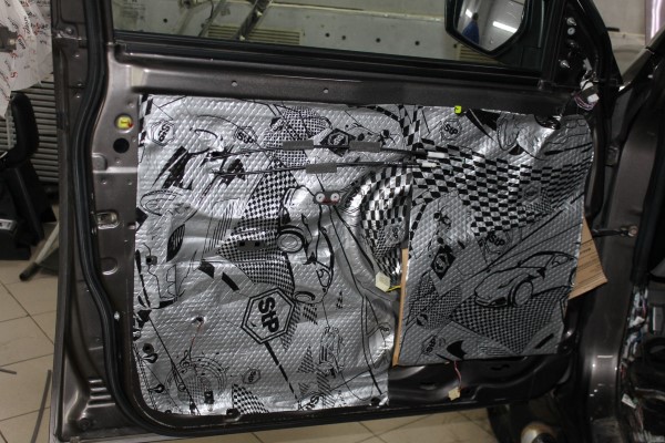 Комплексная шумоизоляция капота на Mitsubishi Pajero Sport