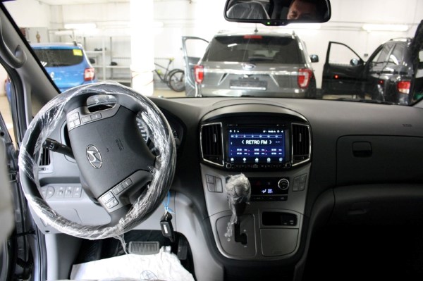 Установка головного устройства и камеры заднего вида на Hyundai Starex