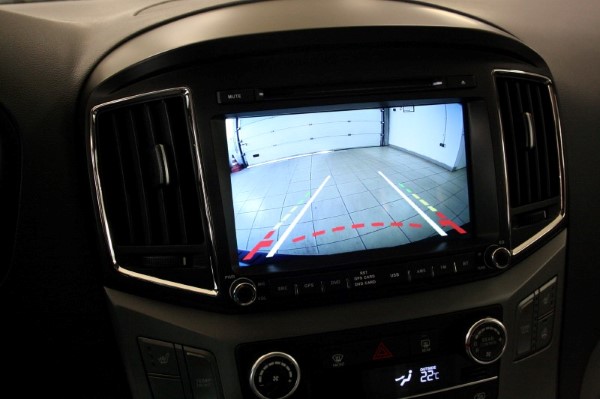 Установка головного устройства и камеры заднего вида на Hyundai Starex