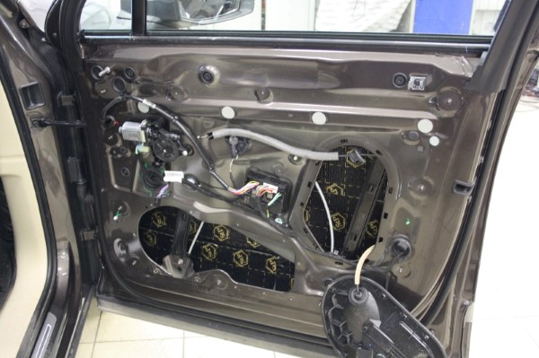 Шумоизоляция дверей на Audi Q7