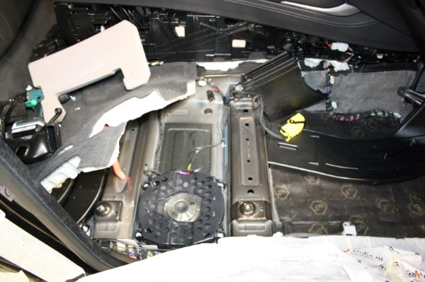 Шумоизоляция пола, дверей, арок и багажника на BMW X5