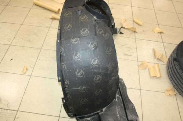 Шумоизоляция арок и локеров на BMW X1