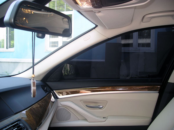 Тонировка стекол пленкой Carbon Gray с 5% светопропускаемостью.