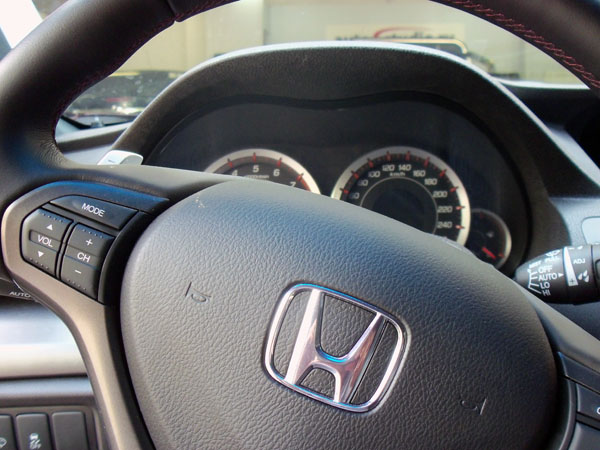 На автомобиль установлен охранный комплекс, тонирование всех стекол кроме лобового