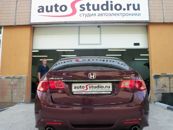 На автомобиль установлен охранный комплекс, тонирование всех стекол кроме лобового