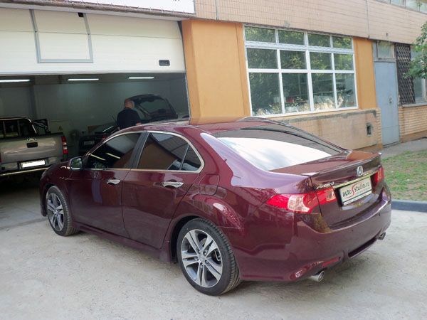 На автомобиль установлен охранный комплекс, тонирование всех стекол кроме лобового