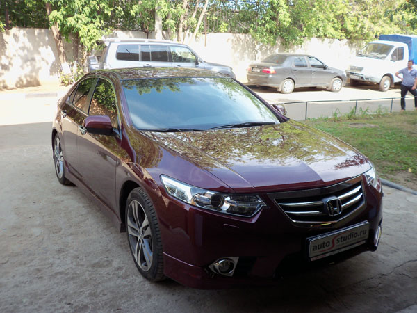 На автомобиль установлен охранный комплекс, тонирование всех стекол кроме лобового