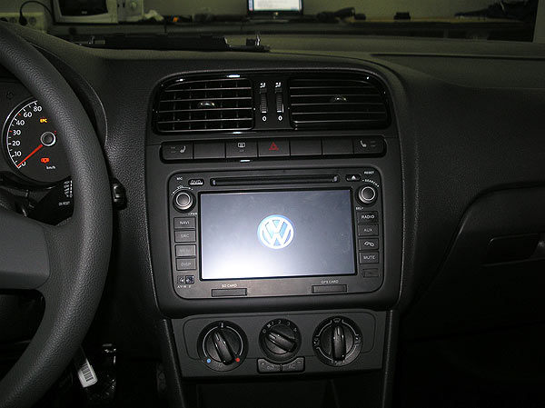 На автомобиле установлены 2DIN головное устройство и камера заднего вида