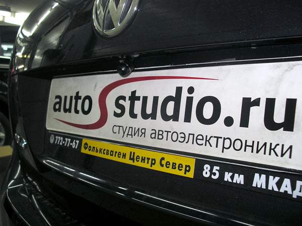 На автомобиле установлены 2DIN головное устройство и камера заднего вида