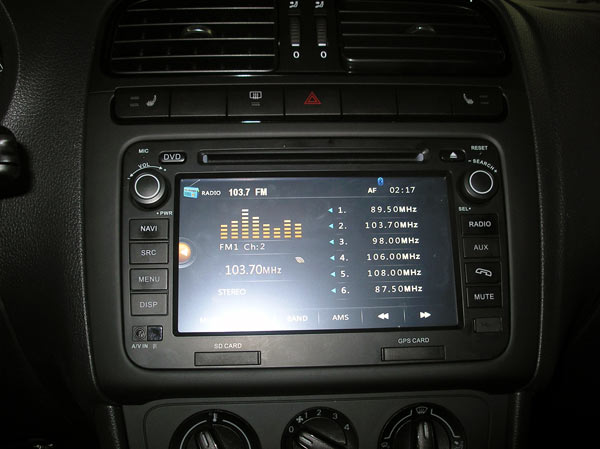 На автомобиле установлены 2DIN головное устройство и камера заднего вида