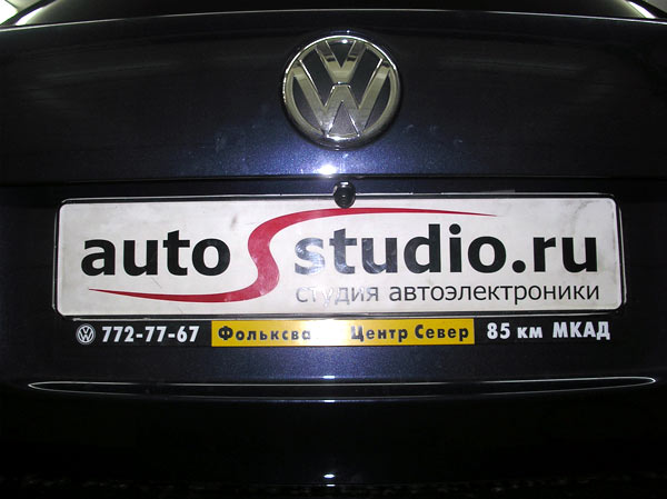 На автомобиле установлены 2DIN головное устройство и камера заднего вида