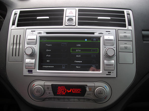 На автомобиль установлено 2DIN ГУ с цифровым телевидением и навигацией